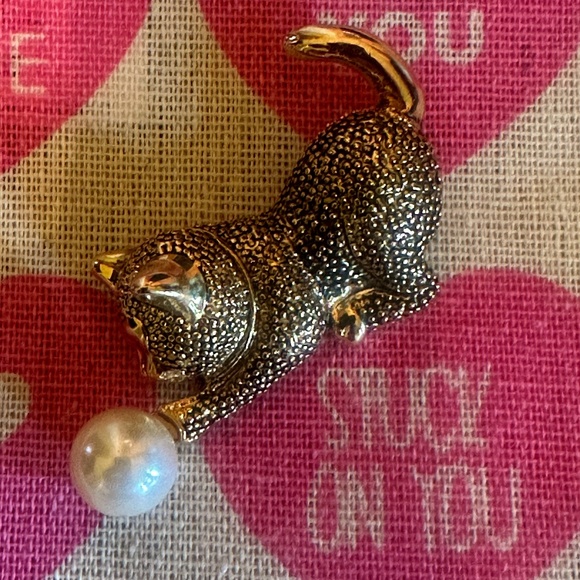 Gold-Tone Kitty Cat Brooch Chasing a Faux Pearl - Picture 3 of 11